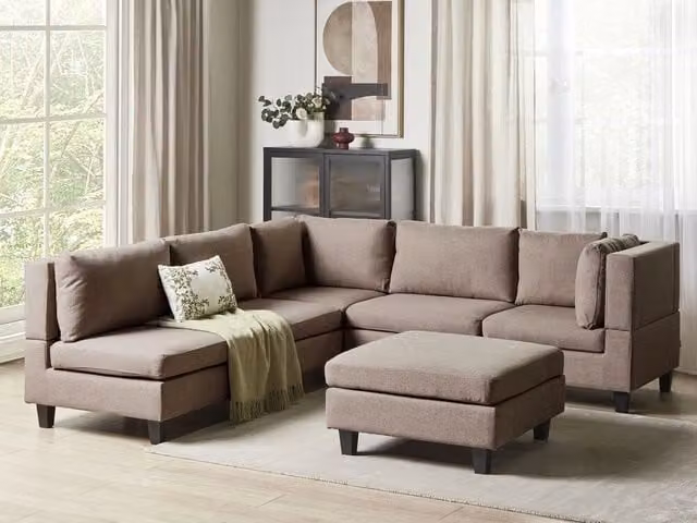 Divano componibile a 5 posti imbottito lato sinistro in tessuto marrone con gambe nere e pouf stile moderno