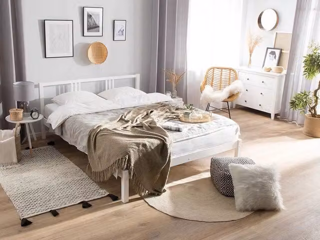 Letto Beliani in legno di pino laccato bianco con stile minimalista L/P/H: 140 x 200 cm