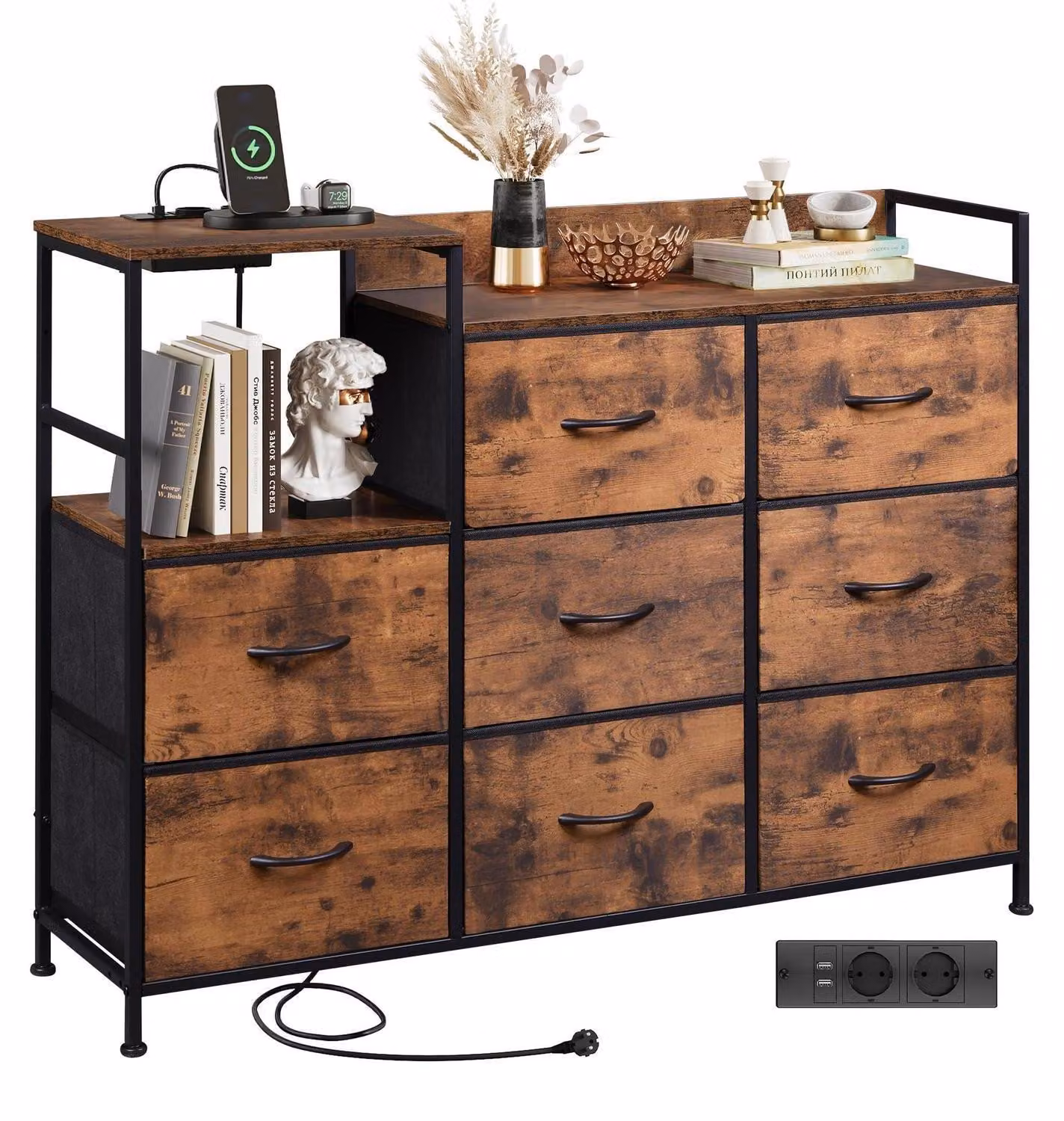 Comodino con 8 cassetti rivestiti in tessuto, colore marrone, dimensioni 119,6 x 86,1 x 29,7 cm, dotato di prese di corrente