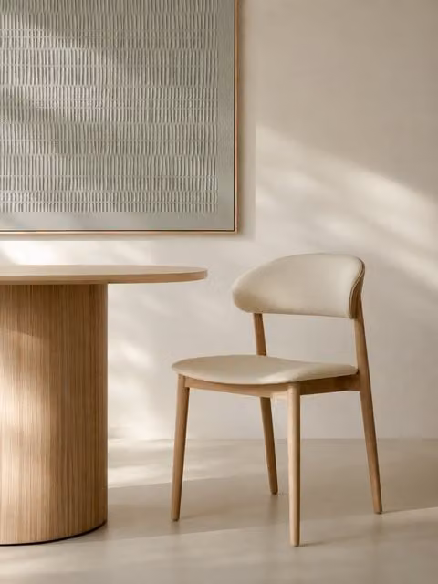 Sedia Marse in legno massello con finitura naturale e rivestimento beige Kenay Home