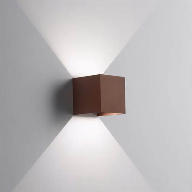 Applique da esterno Isy Cube in alluminio marrone con LED regolabile up/down e protezione IP54