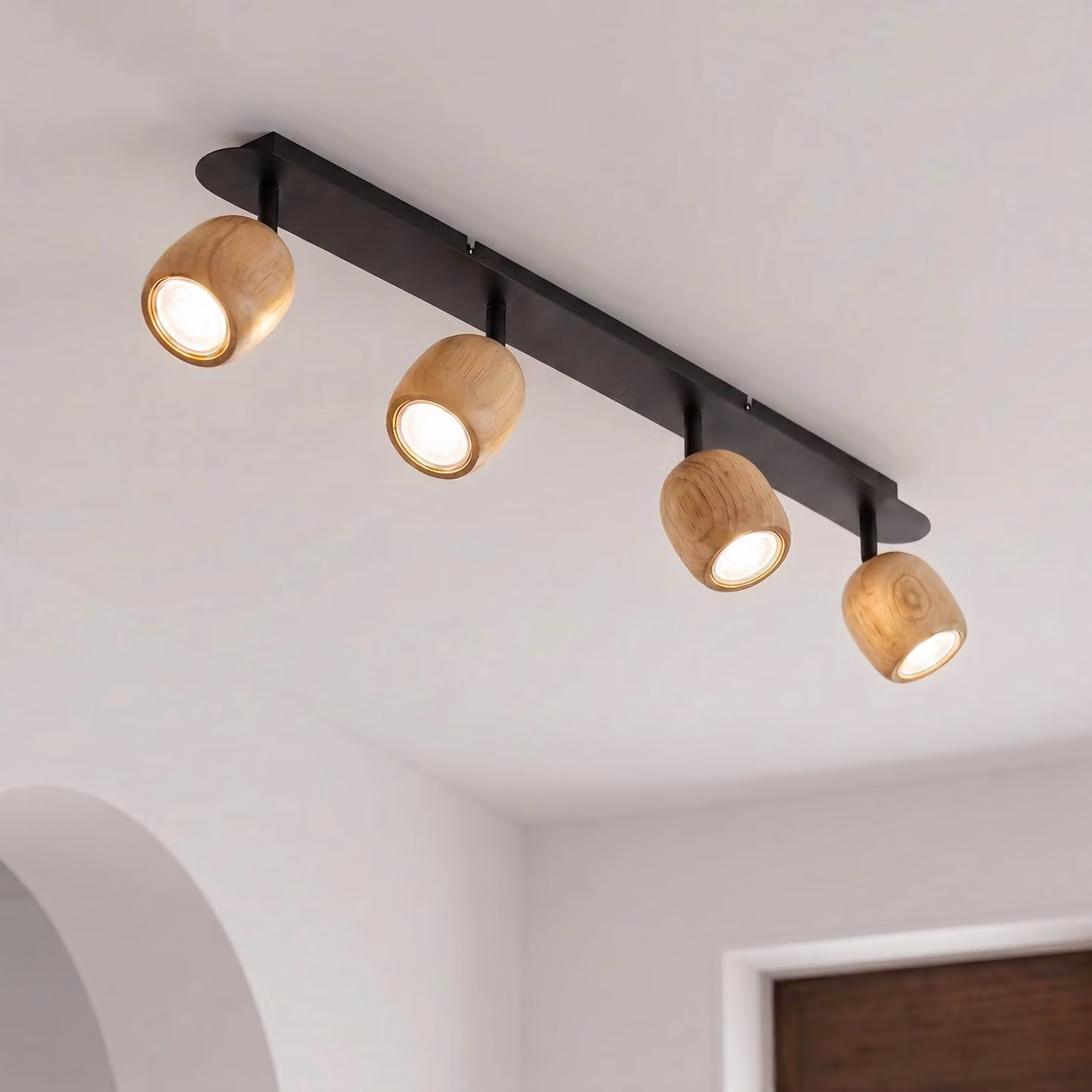 Faretto da soffitto Lindby Sloane, a 4 luci, legno/nero, GU10 Sloane Lindby, dimmerabile, Legno chiaro, Soggiorno / Sala da pranzo, Legno, Moderno, Faretto