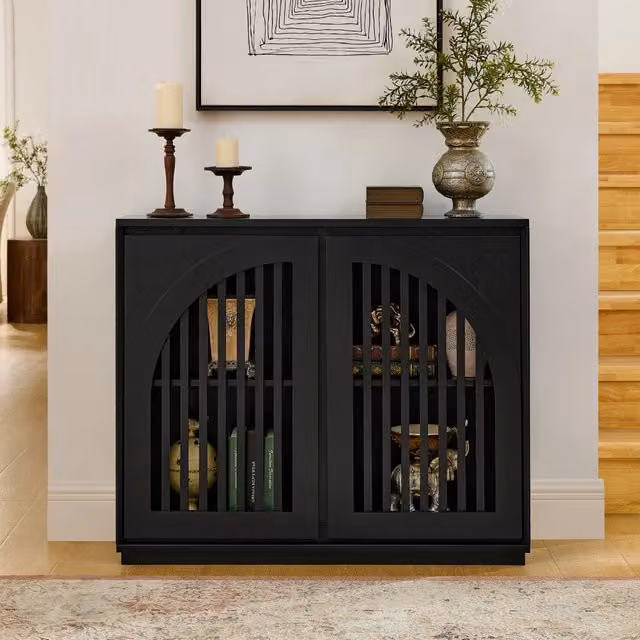 Credenza e madia con frontali scanalati e aperture per prese in legno massello e MDF nera per soggiorno e cucina
