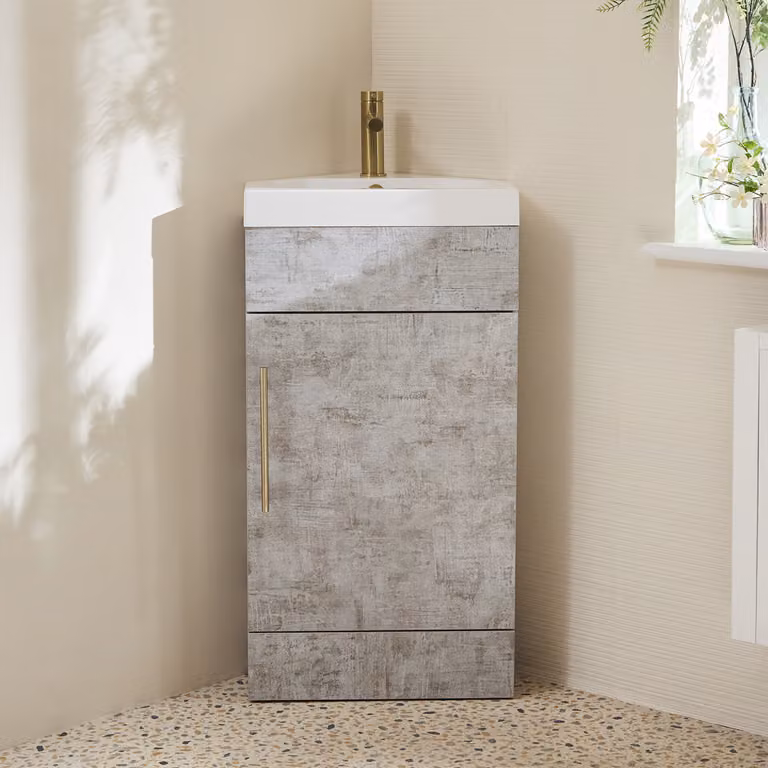 Mobile Bagno a Terra Angolare Grigio Cemento da 450mm con Lavabo e Maniglia con Barra a T in Oro Satinato - Cluo