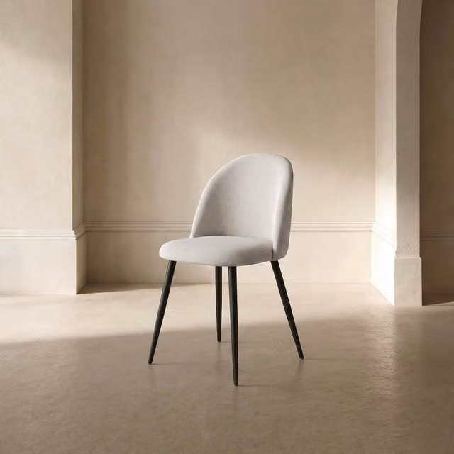 Sedia imbottita Banak beige con gambe in metallo nero e legno per adulti