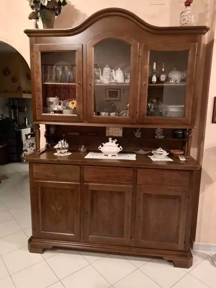 Cristalliera classica con 3 porte e ante in vetro Mobili 2G colore marrone L: 163 cm, P: 49 cm, H: 228 cm
