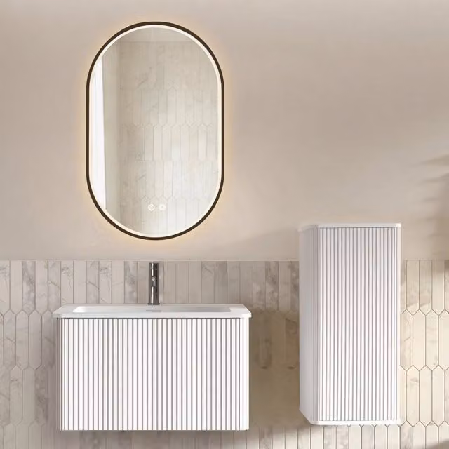 Set mobili da bagno sospesi con lavabo specchio LED e colonna contenitore bianchi opachi a scanalature verticali