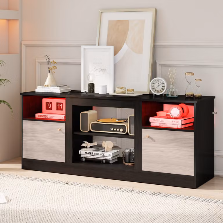 Supporto TV Costway moderno in nero con luci LED integrate, ripiano regolabile e scomparto aperto per camino elettrico