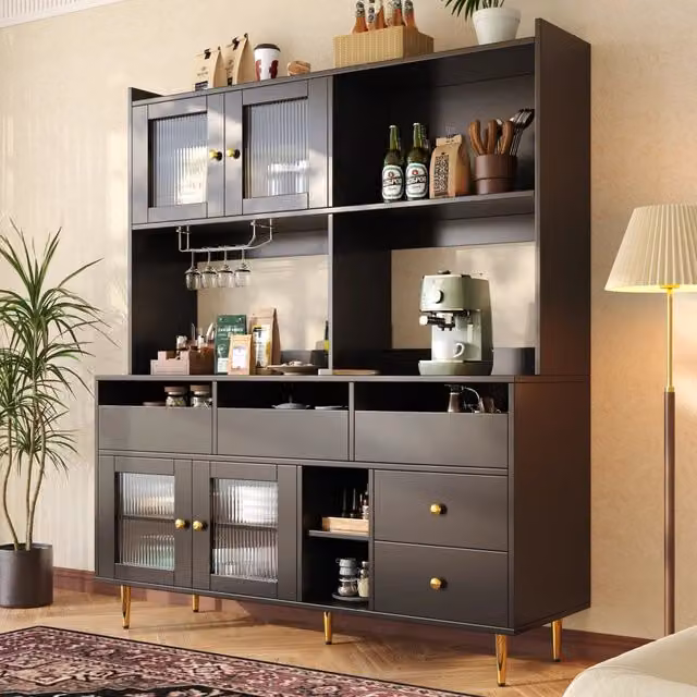 Credenza alta moderna con ante in vetro rigato e portabottiglie, finitura nera opaca e dettagli oro, L: 145 cm, P: 39 cm, H: 171 cm