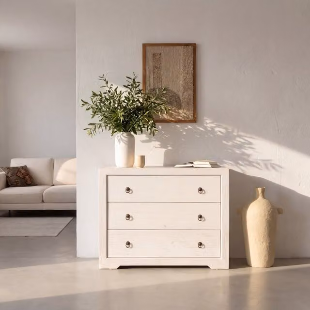 Comoda Oblak Banak in legno massiccio di araucaria bianco stile shabby chic