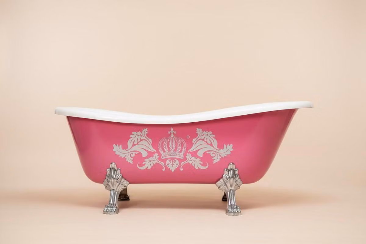 Pompöös by Casa Padrino Vasca da bagno freestanding Deluxe di Harald Glööckler 156 x 76 x 72,5 cm con piedi di leone argentati, rosa/argento/bianco