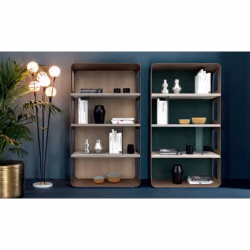 Moderna libreria di design in legno con schienale decorato