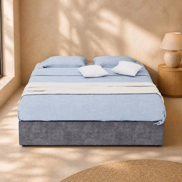Letto matrimoniale 140x200 cm con rete a doghe; testiera geometrica in tessuto; grigio