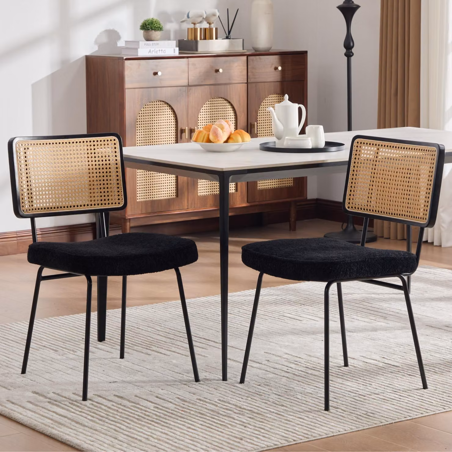 Set di 2 sedie da pranzo senza braccioli, con schienale in rattan di polietilene e seduta in tessuto chenille, colore nero