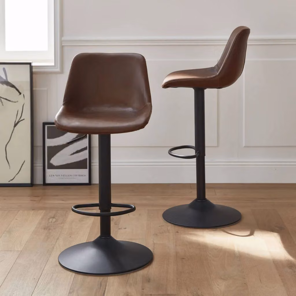 Set di 2 sgabelli da bar Sweeek regolabili in similpelle marrone e nero con struttura in metallo e legno – 2