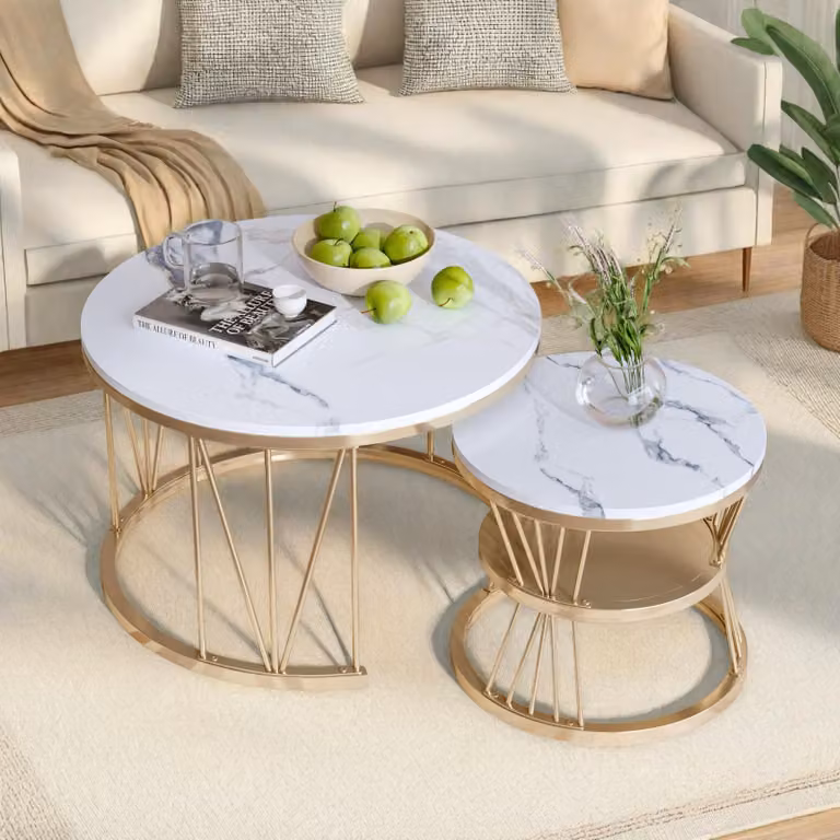 Set di 2 tavolini INONEFT, tavolini laterali con spazio contenitore, aspetto marmo e struttura in metallo, tavoli rotondi per soggiorno, balcone, tavolini da divano, dimensioni 70 e 45 cm, bianco e oro