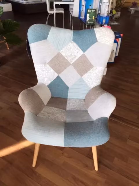 Poltrona imbottita in tessuto patchwork multicolore con struttura in legno di faggio Mobili 2G H: 96 cm, L: 78 cm, P: 70 cm – 2