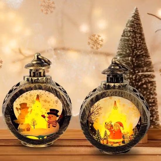 Set di 2 lanterne natalizie LED Unyqoos® – Decorazioni vintage per interni ed esterni, alimentate a batteria (a bottone), con luce calda e motivi natalizi: Babbo Natale, albero di Natale e pupazzo di neve