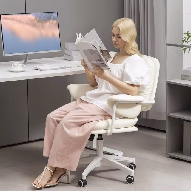 Sedia da ufficio girevole OKWISH in pelle sintetica bianca con braccioli e altezza regolabile