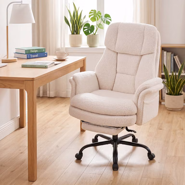 Sedia da ufficio ergonomica Costway in tessuto bouclé bianco con braccioli regolabili, poggiapiedi e rotelle girevoli
