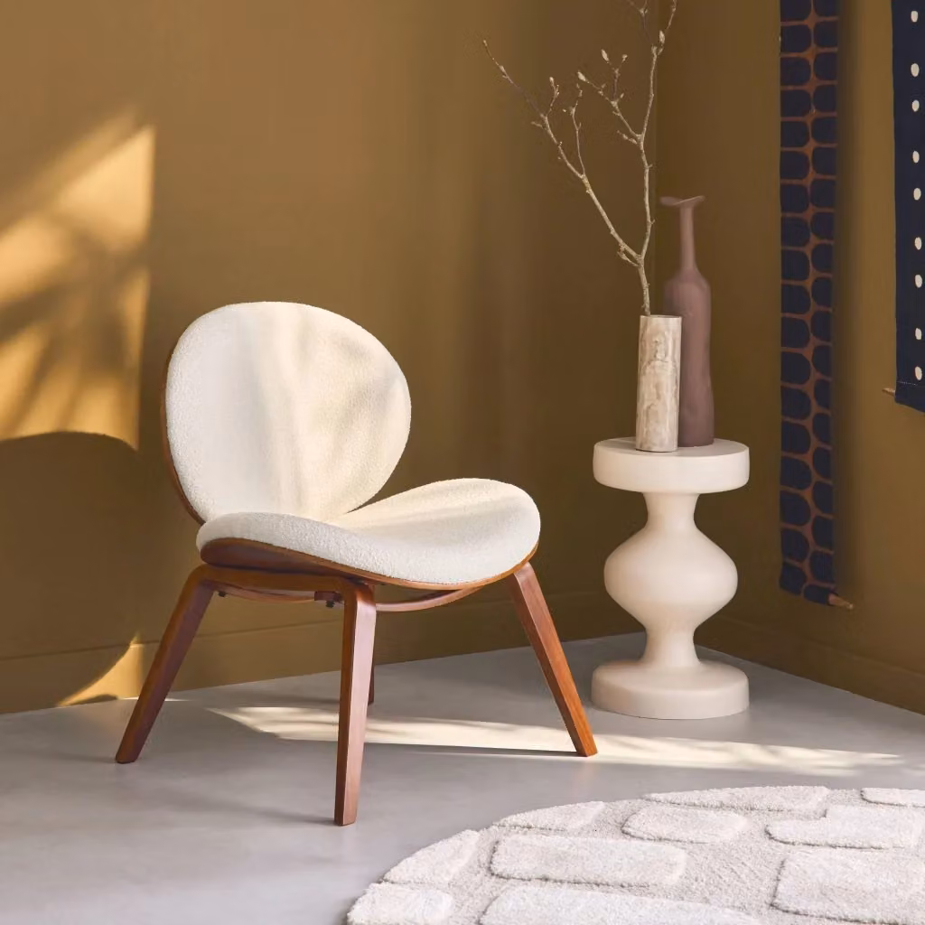 Poltrona moderna Sweeek in tessuto bouclé bianco con finiture in legno noce, L: 76.0 cm, P: 59.0 cm, H: 66.0 cm – 2