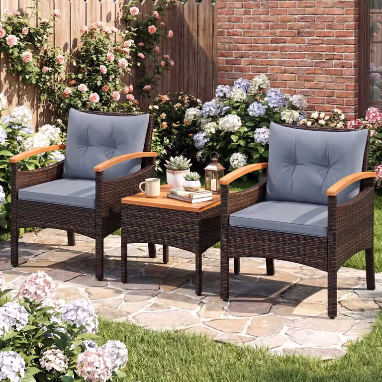 Set bistro da esterno Costway 3 pezzi in polyrattan e legno di acacia con cuscini Grigio
