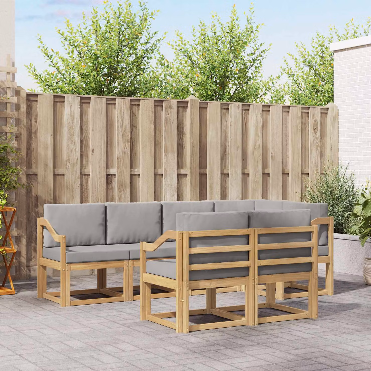 vidaXL Set di divani da esterno a forma di L composto da 7 pezzi in legno di acacia con cuscini in bianco, grigio e marrone