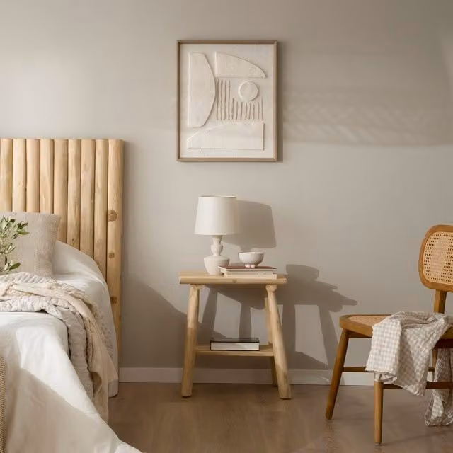 Comodino Nusa Banak in legno massiccio di teak color beige e marrone in stile scandinavo