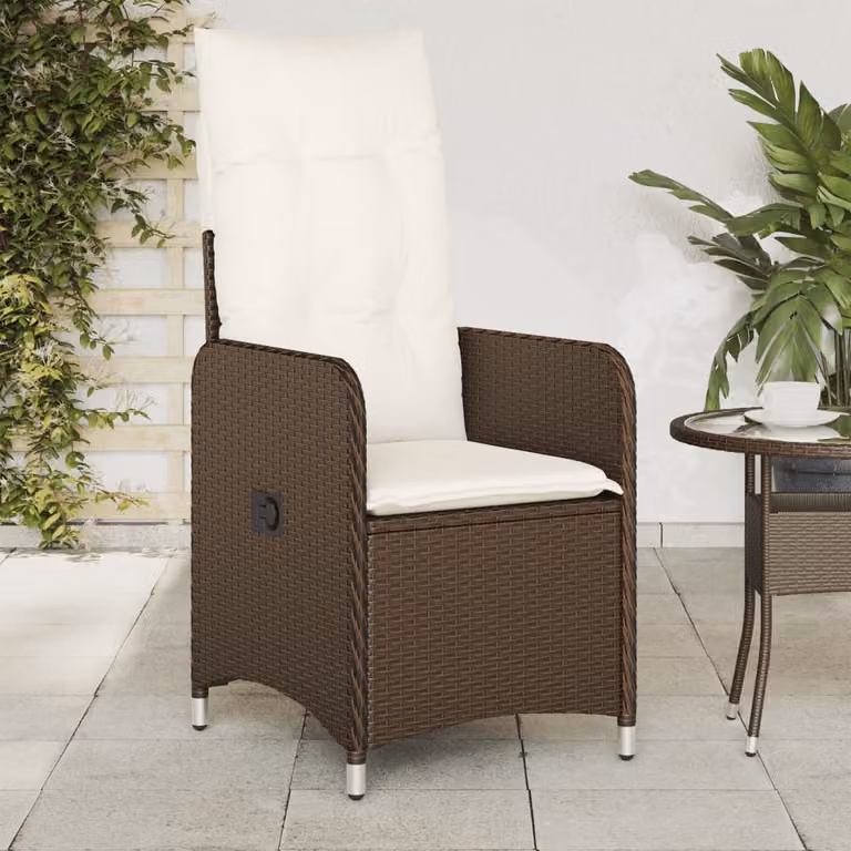 Sedia reclinabile da giardino vidaXL in polyrattan marrone con cuscini bianchi e struttura in metallo