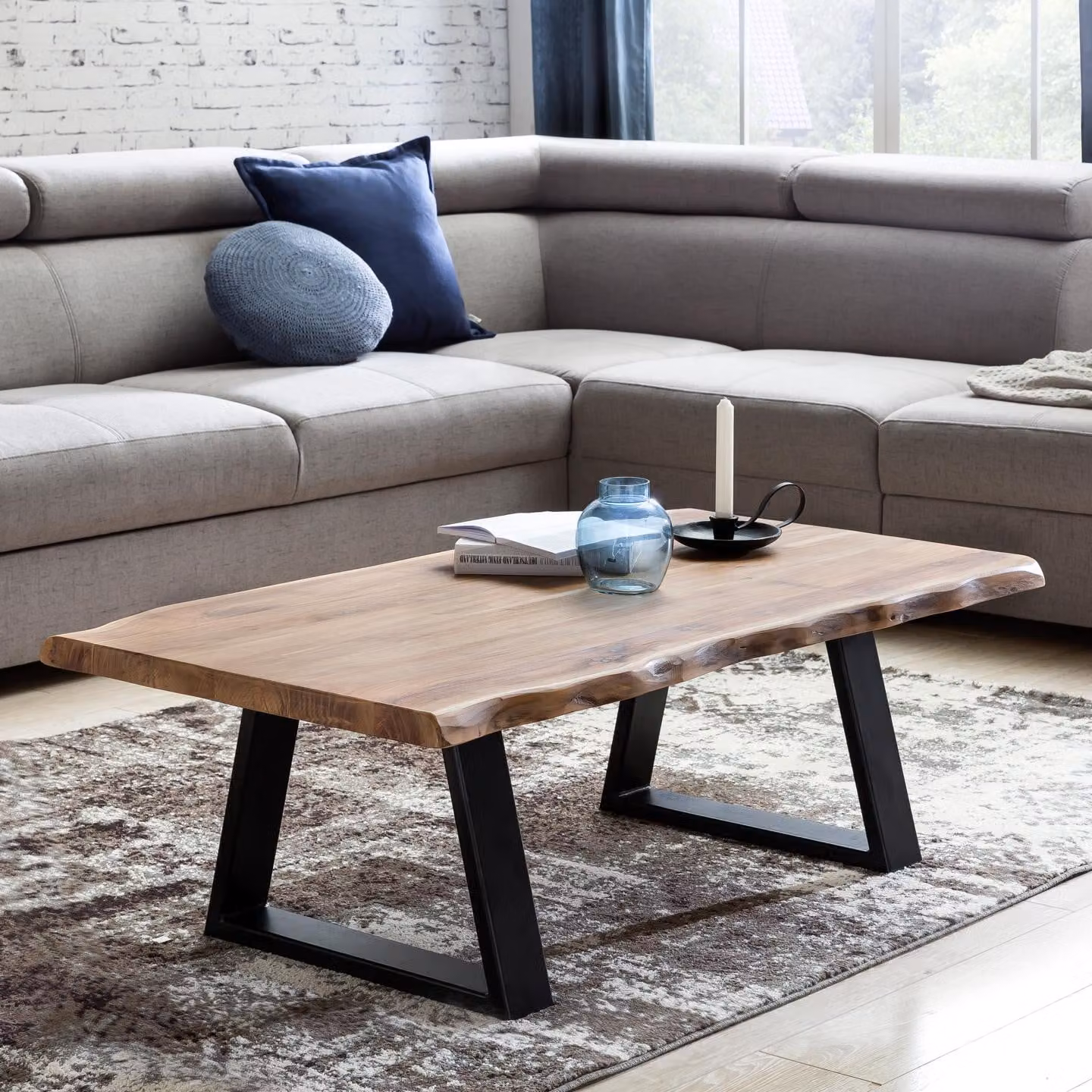 Tavolino FineBuy in legno massello di acacia, 115 cm. Tavolino rettangolare da salotto con bordo naturale e piedini in metallo nero. Tavolino di design realizzato a mano