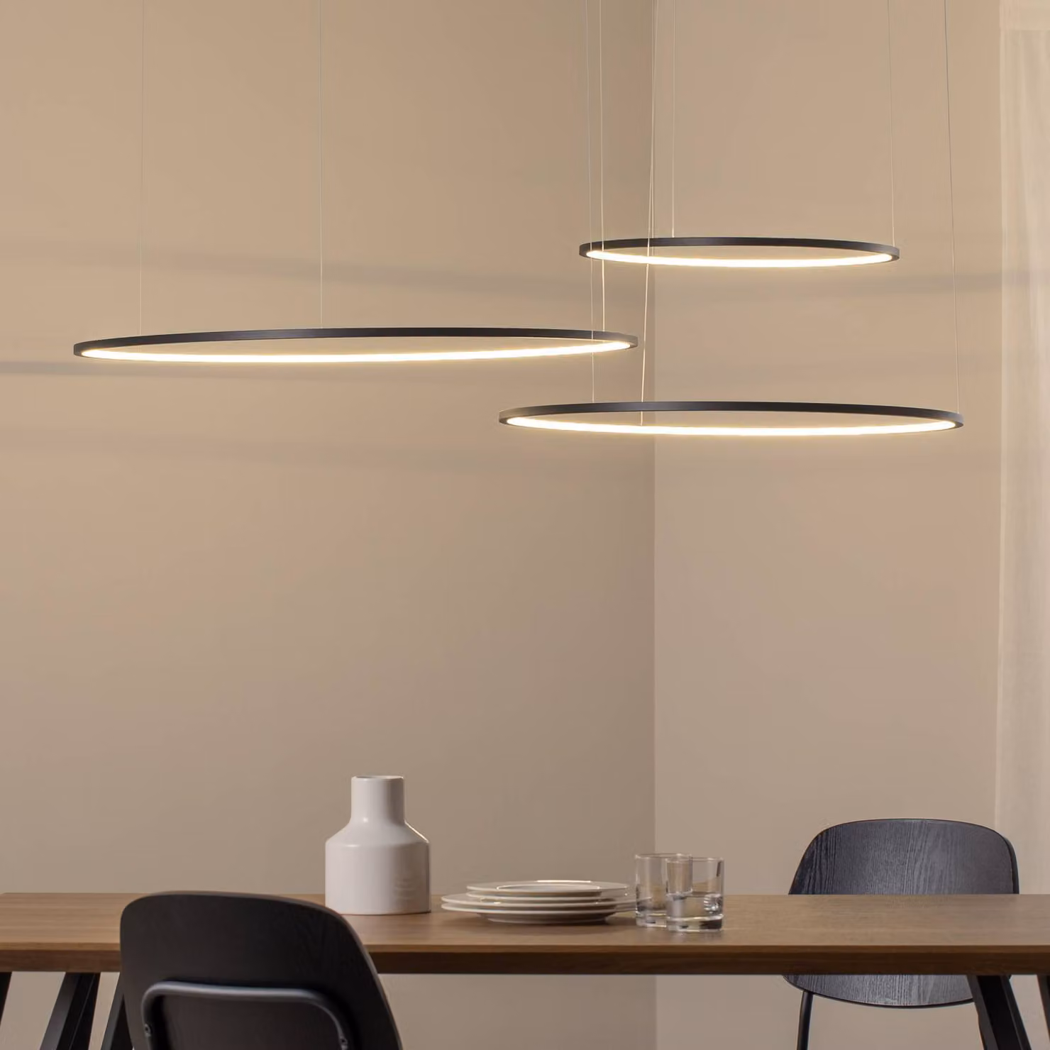 Lampada LED a sospensione Saturno, nera, 3 luci, metallo, 4.000 K Saturno Milagro Lighting, Nero, Soggiorno / Sala da pranzo, Metallo, Moderno