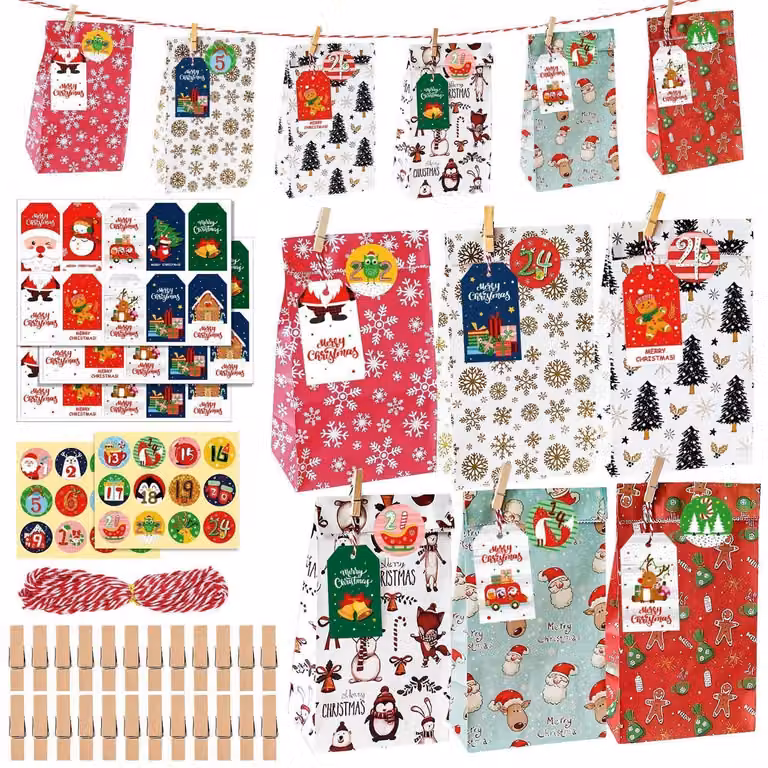 Calendario dell'Avvento da riempire per il 2026, composto da 24 sacchetti di carta resistente con adesivi e mollette di legno, decorazioni a tema natalizio: albero di Natale, fiocchi di neve, Babbo Natale, nei colori verde, bianco e rosso