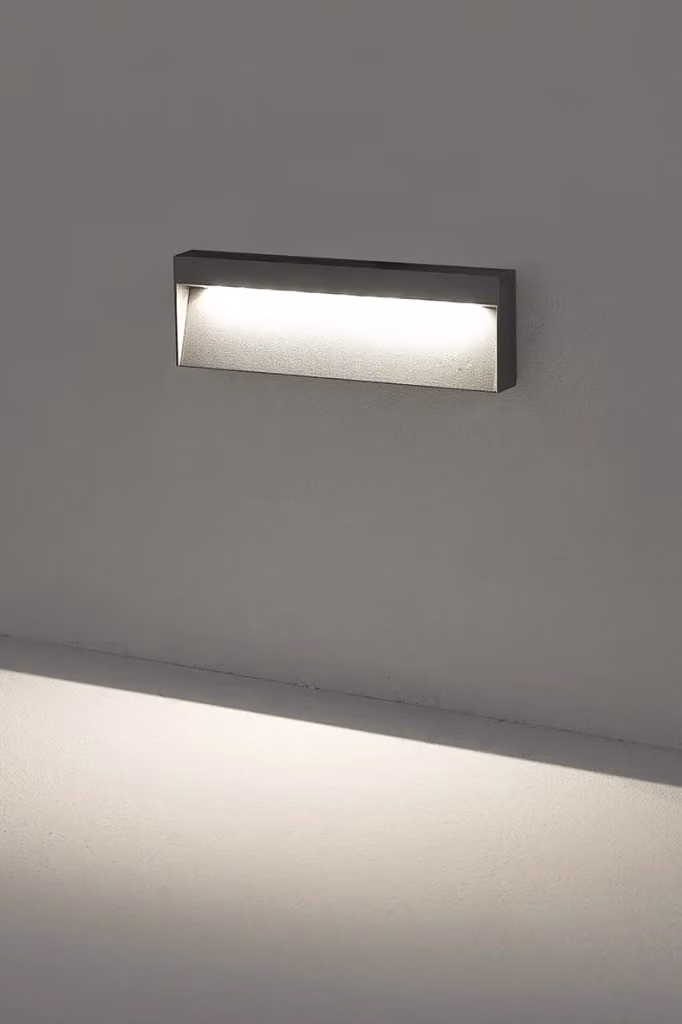 Applique LED KIKI Rossini Group da esterno in alluminio grigio, IP65, 8W 3000K luce bianca calda, segnapasso a parete per giardino – 2