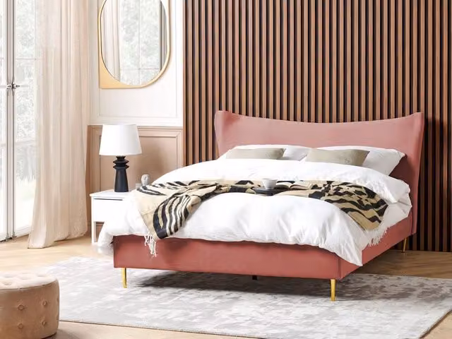 Letto Beliani in velluto rosa con struttura imbottita e gambe in legno e metallo, stile glamour, L/P/H: 160 x 200 x 109 cm – 1
