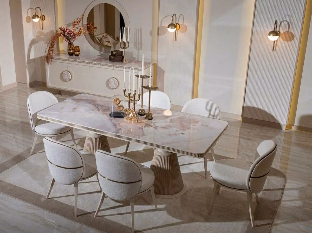 Set da pranzo beige, composto da: tavolo da pranzo grande, sedie, credenza, specchio e altri mobili da pranzo