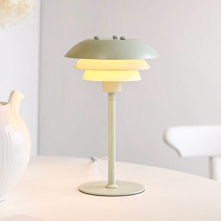 Dyberg Larsen Lampada da tavolo SIXTEEN, Verde, Soggiorno / Sala da pranzo, Metallo, Scandinavo, Lampada da tavolo