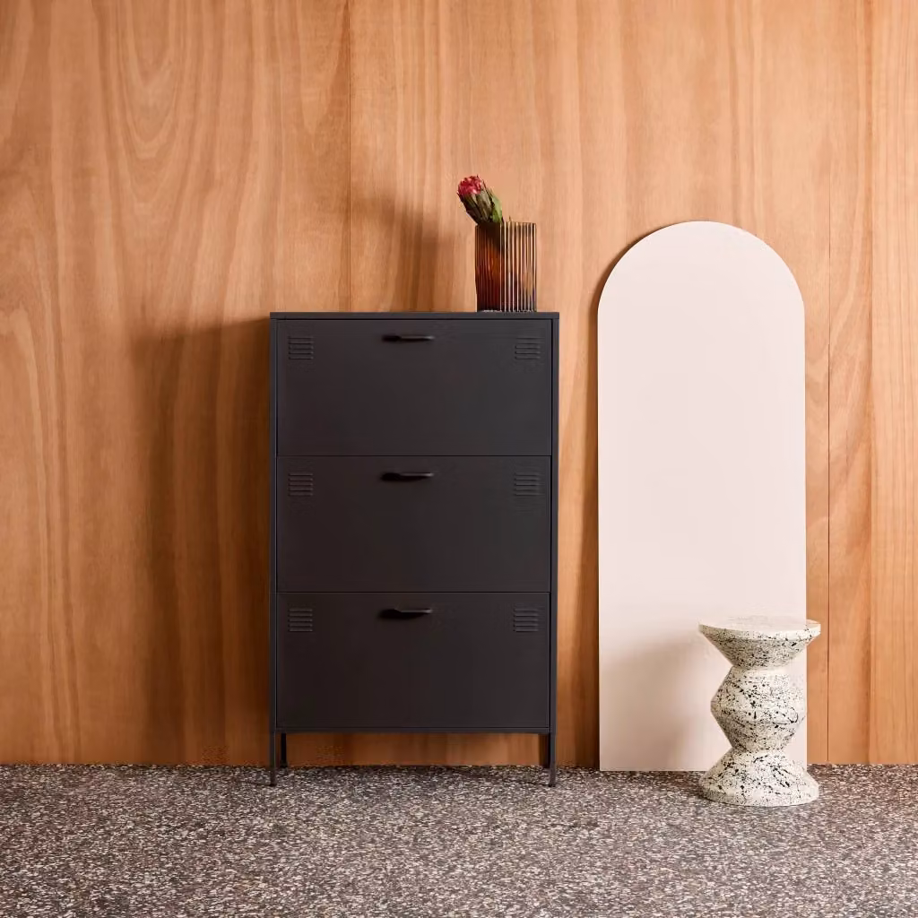 Scarpiera industriale Sweeek in metallo con ante a ribalta, nero e beige, L: 80 cm, P: 29 cm, H: 132,5 cm – 2