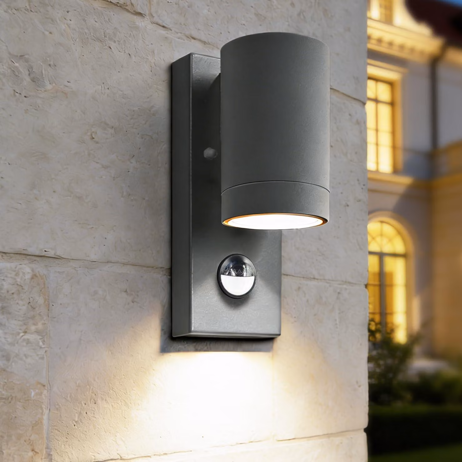 Lampada da parete esterna con sensore di movimento, grado di protezione IP65, attacco GU10, realizzata in alluminio, colore antracite