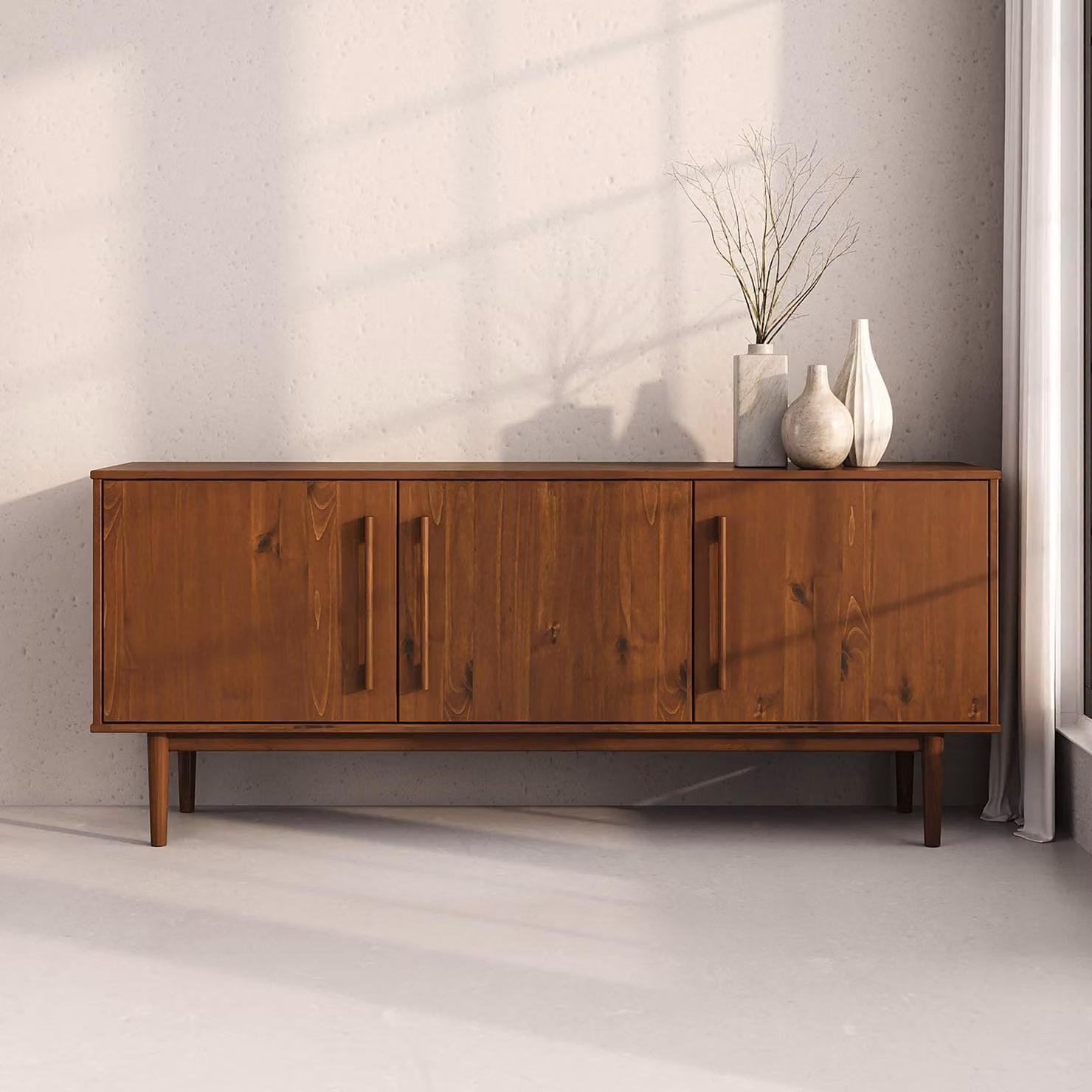 Credenza TECCA a 3 ante in legno massiccio, color castagno - mobile da soggiorno in stile metà secolo con ripiani regolabili e piedi alti