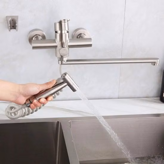 Kraan per wandmontaggio con sproeitube e due tipi di getto d'acqua, 360° girante uscita 350mm, in acciaio inox liscio per lavandino.