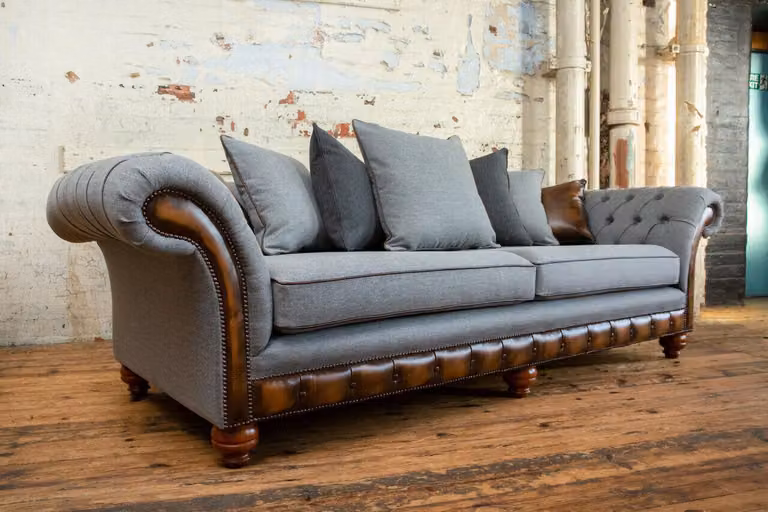 Klassische Chesterfield Design Sofa 4 Sitzer Couch Polster Luxus Textil Couchen