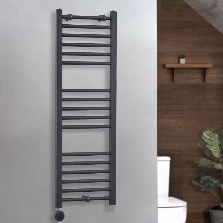 Scaldasalviette Elettrico Artle ECOSO by Hudson Reed Antracite con Elemento Termostatico Wi-Fi e Presa Elettrica L: 40 cm, H: 120 cm