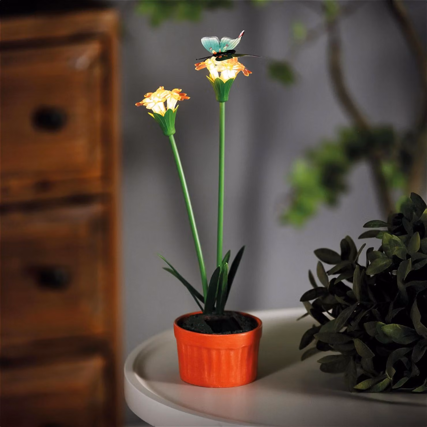 Fiore da giardino colorato alimentato a energia solare – Rosso – 10 LED bianchi caldi – 32 cm – Lampadina alimentata a energia solare – Si accende automaticamente al tramonto – Illuminazione decorativa da esterno per giardino e balcone [11735B]