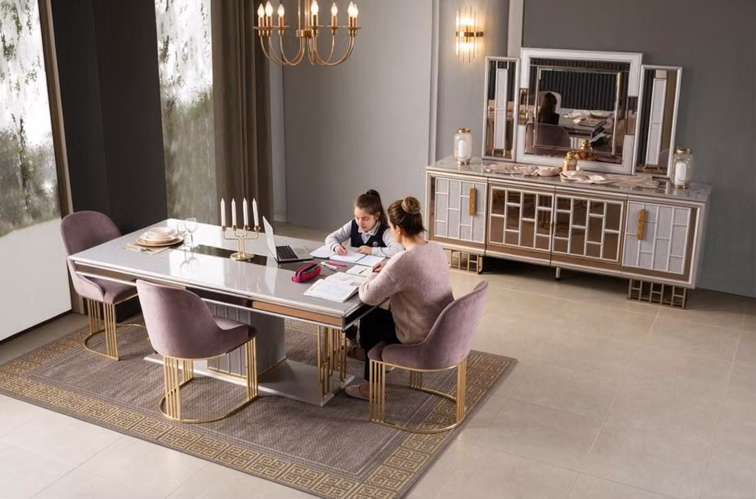 Set per sala da pranzo: tavolo, 4 sedie, consolle. Stile moderno, colore beige, confortevole