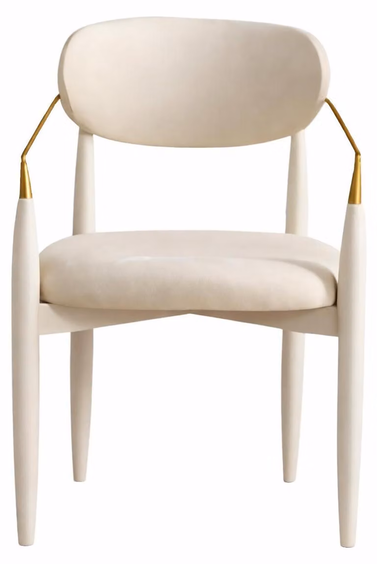 Elegante poltrona imbottita color crema con dettagli dorati sui braccioli