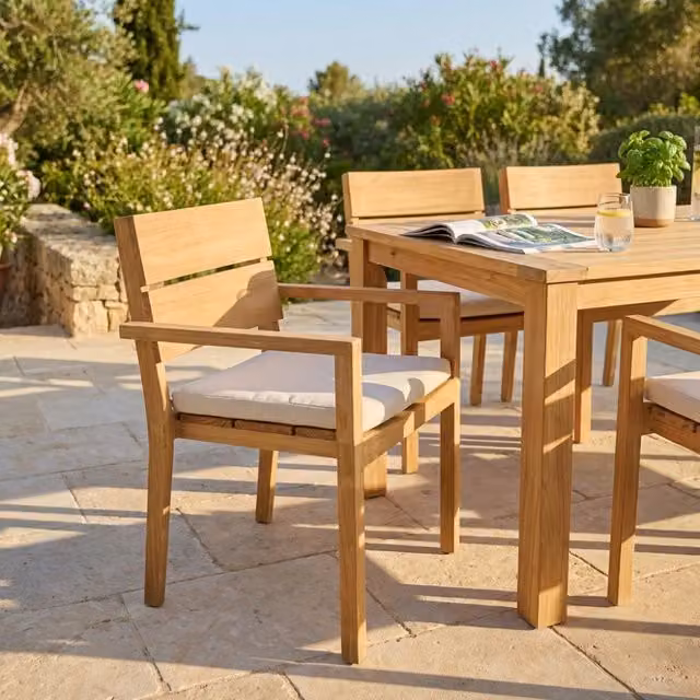 Poltrona Parker COSMA impilabile in legno di teak marrone con braccioli