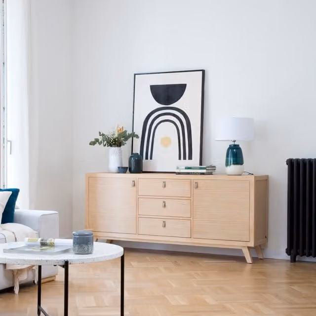 Credenza bassa Kumla Banak in stile mid-century color sabbia e beige in legno e MDF
