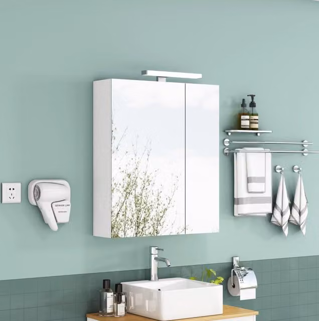 Mobile bagno a specchio bianco da 60 cm con porte asimmetriche, illuminazione LED e presa francese integrata