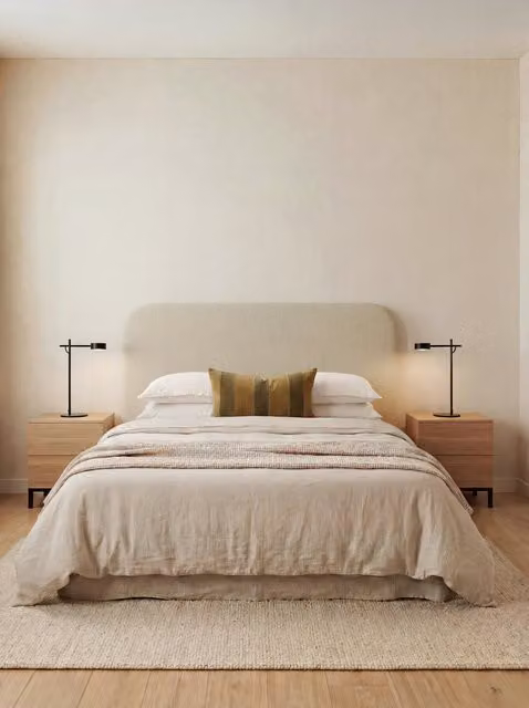 Set testiera imbottita Coline beige e 2 comodini naturale Kolb di Kenay Home