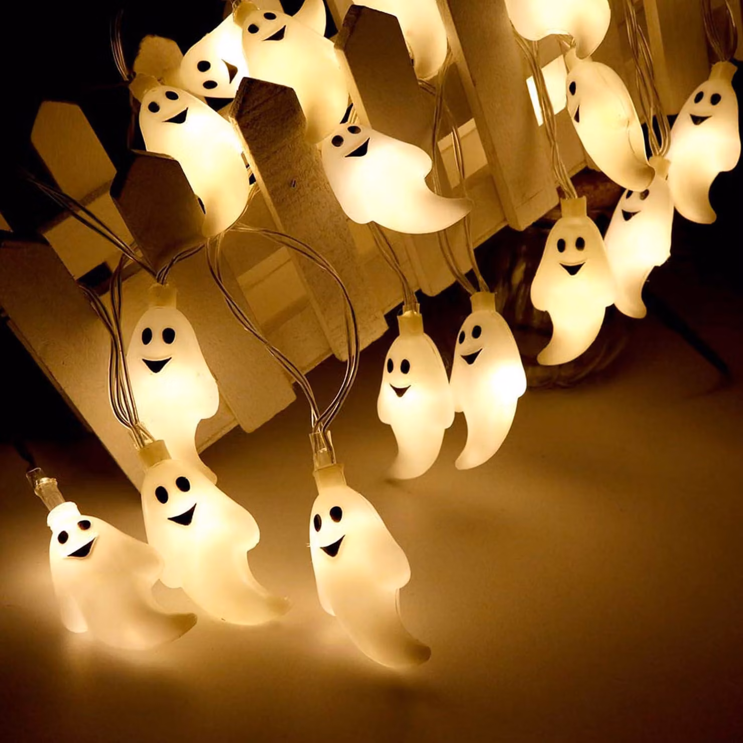 Catena luminosa a tema Halloween, lunghezza 1,5 metri, 10 LED, motivo fantasmi, luce bianco caldo, alimentazione a batteria